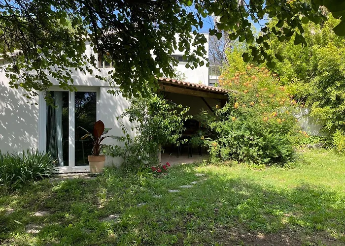 Charmante Petite Maison Avec Terrasse Et Jardin, Proche Tram
